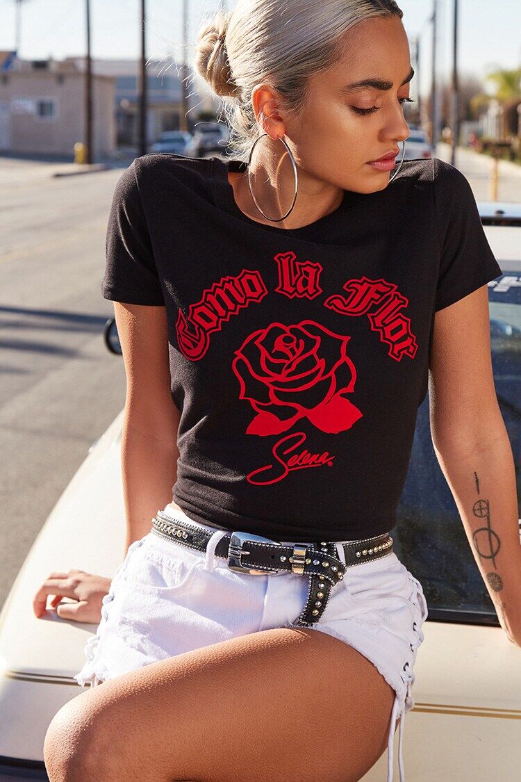 Como la Flor Selena Tee – Sam's Town Boutique